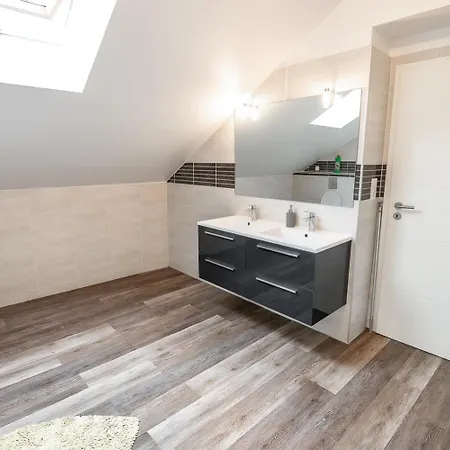 H1 - Chambre Quadruple - Tres Proche Du Luxembourg בית אירוח